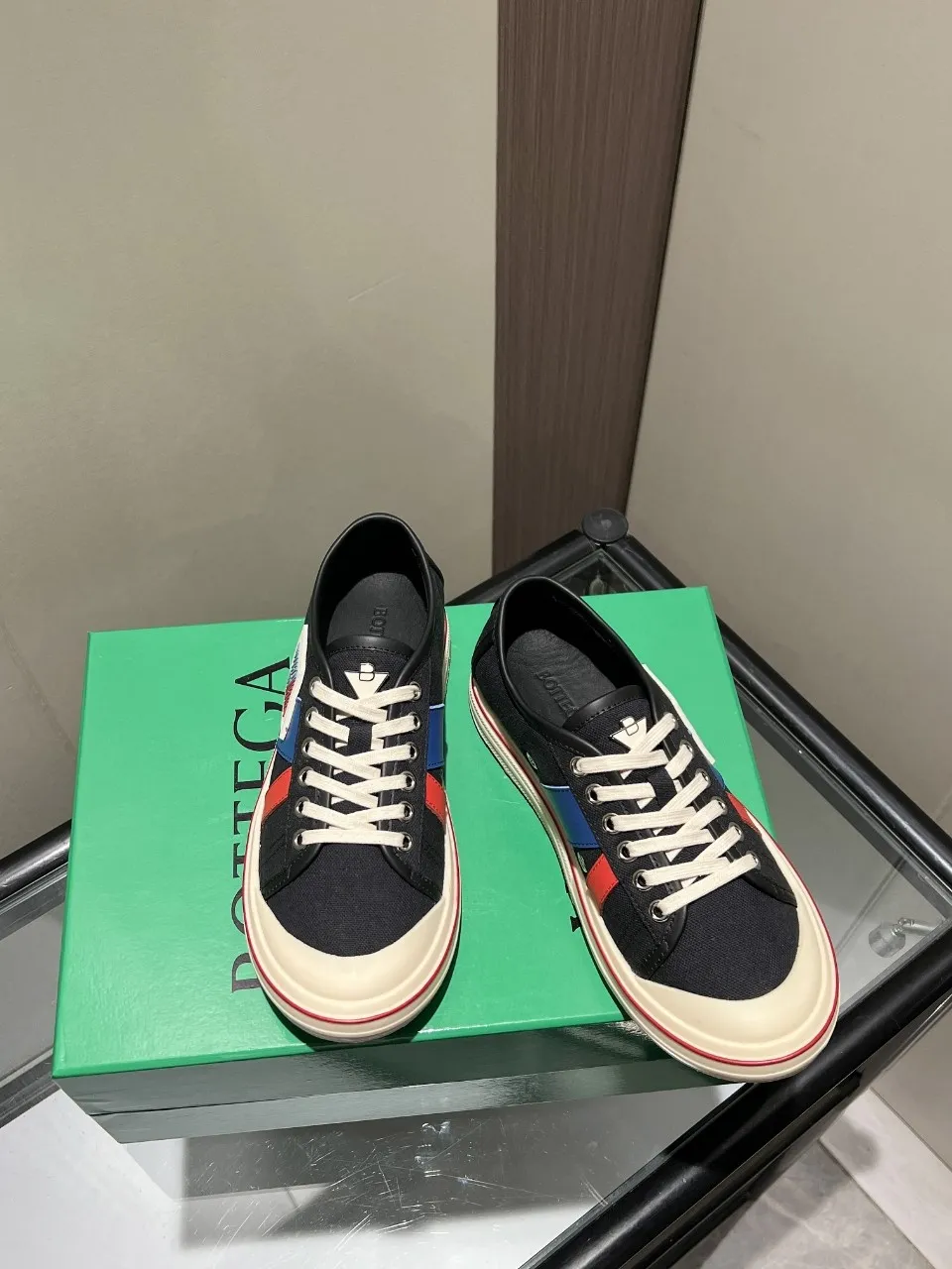 p518🐮🐮Bottega Veneta BV's latest Eliot series, retro basketball shoes, casual sports canvas shoes, become gods when they are launched! [Celebration] [Celebration] A 1:1 copy of the original version, [Fireworks] original material, [Fireworks] original color system, inspired by retro basketball sneakers, the color combination highlights youthful vitality, and perfectly interprets the theme of youth and childlike innocence. The details are also very particular. The summer canvas brings excellent durability and comfort. Designs such as calfskin trim, rubber toe caps and hand-painted retro red lines are full of retro feel. The round toe and convex sole add a modern feel and are suitable for various styles. Easily create a fashionable atmosphere. The upper foot is the focus...can be worn as a couple's shoes...each shoe has more taste and attitude! Fabric: Original customized high-density canvas + cowhide Lining: Original customized breathable canvas Insole: movable latex cowhide insole. Sole: original molded non-slip and wear-resistant TPU material. Sole thickness: 3cm. Size: women's size 35#-40#, men's size 39#-45#.